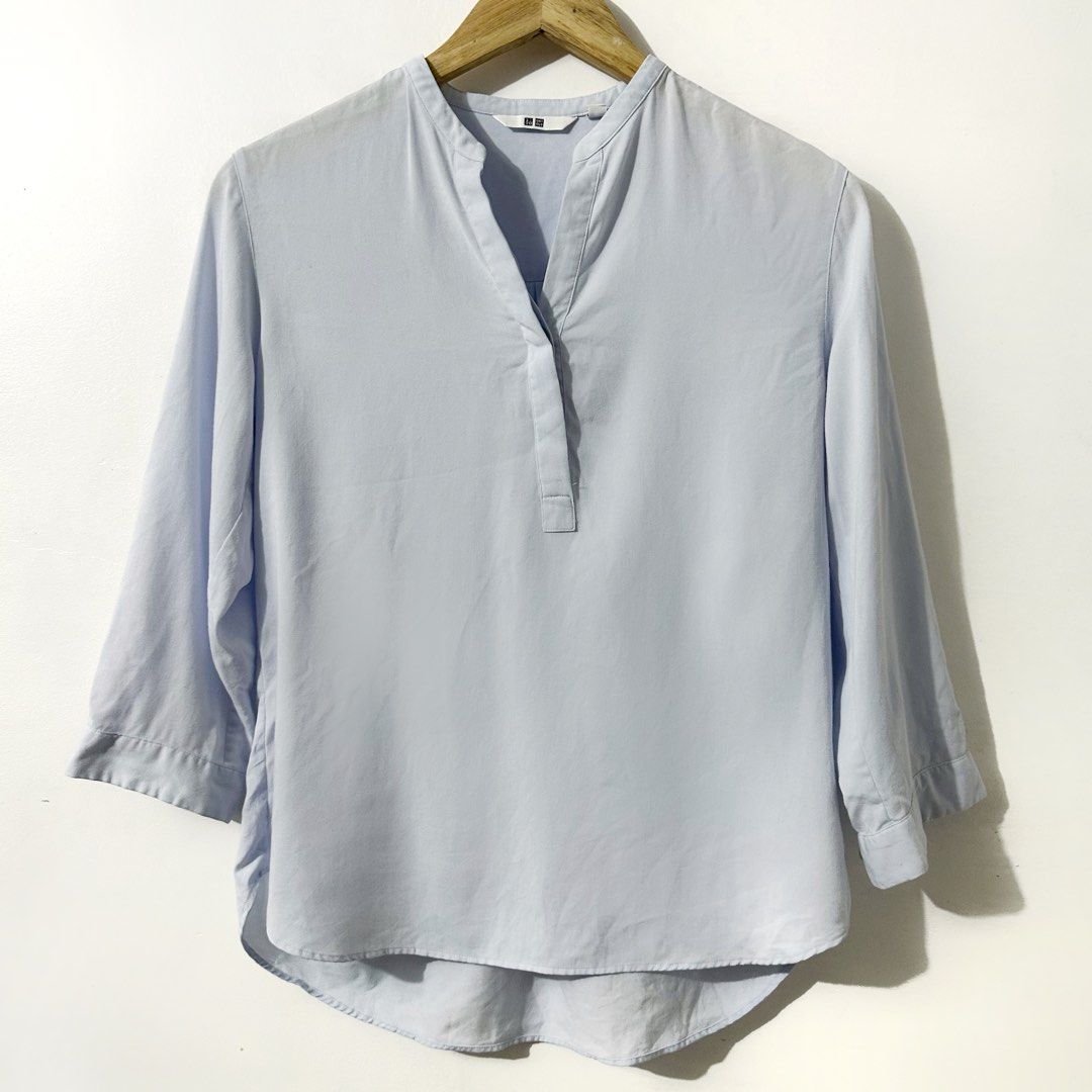 Uniqlo Powder Blue Polo (Category: Blouses) located in Taguig. Submitted by intransitforyou (Listing ID 1461301108, Image 1). Description: .