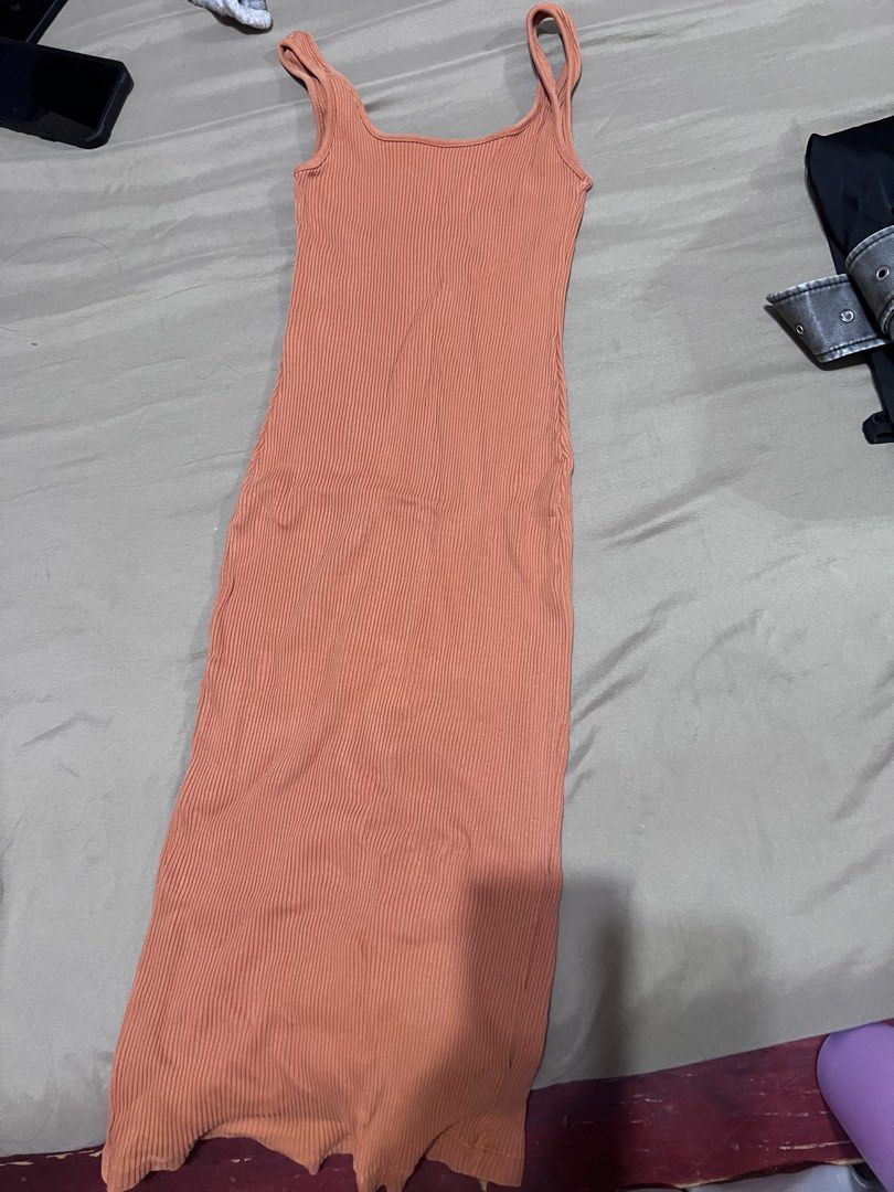 Uniqlo Ribbed Spaghetti Strap Midi Dress (Category: Dresses) located in Quezon City. Submitted by jinnysells (Listing ID 1461275971, Image 1). Description: - Uniqlo Coral Ribbed Midi Dress - Features spaghetti straps and a square neckline - Made from stretchy, comfortable material - Midi length, hitting around mid-calf - Easy to style for both casual outings and dressier occasions.