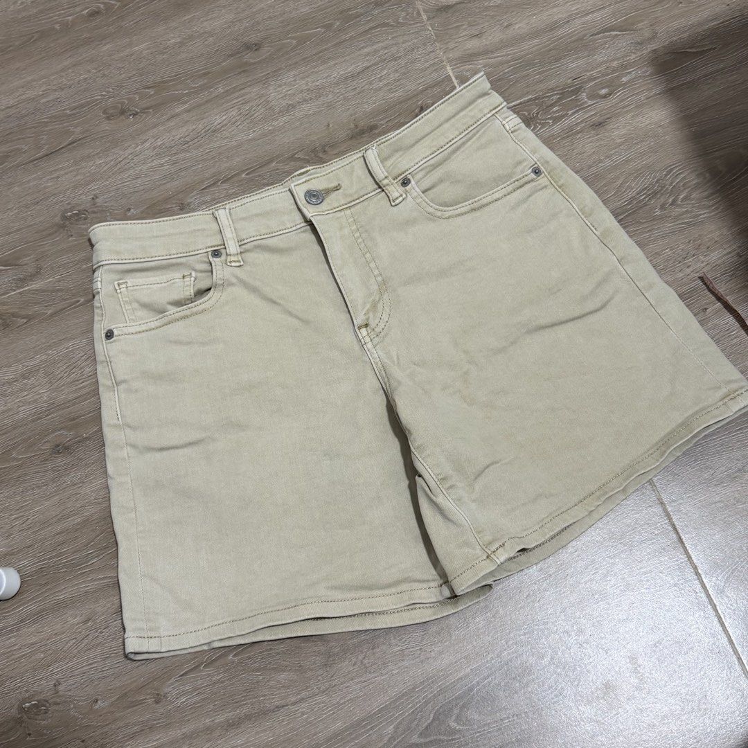 Uniqlo Shorts (Category: Shorts) located in Mandaluyong City. Submitted by pl.closet (Listing ID 1461166194, Image 1). Description: Uniqlo Shorts Semi stretch Fit 28-30 See measurements for ref.