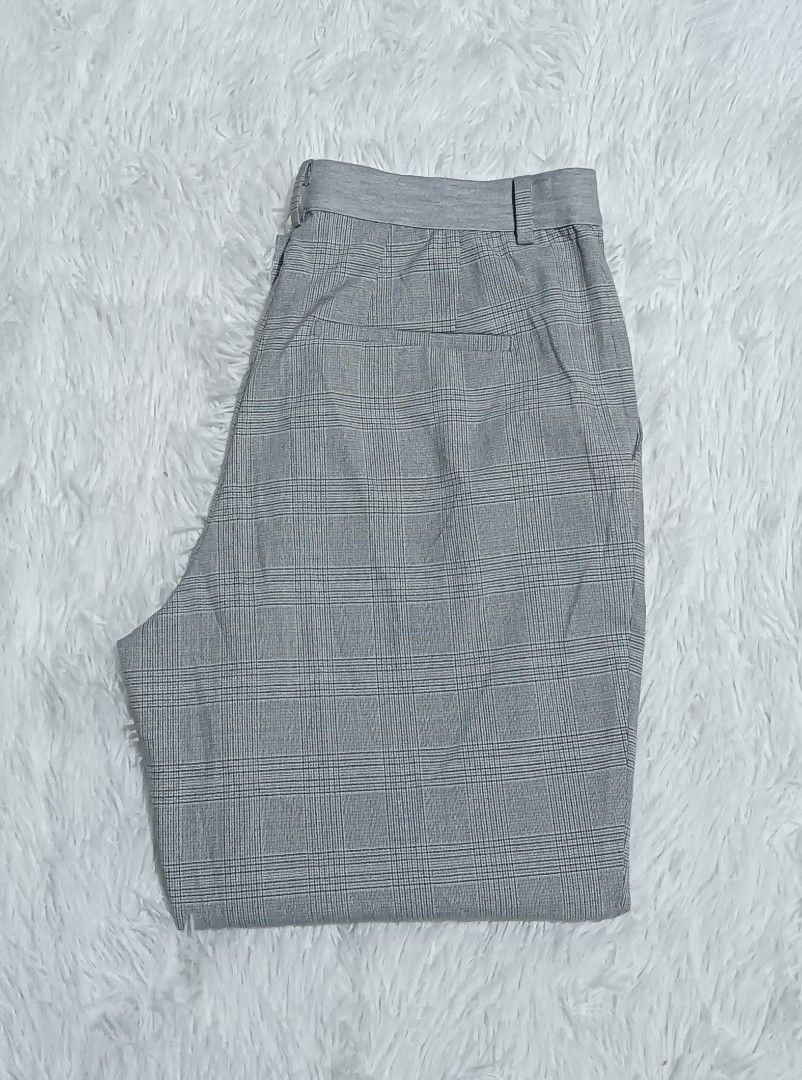 Uniqlo smart ankle pants (Category: Other Bottoms) located in Ozamiz City. Submitted by lovethriftshop18 (Listing ID 1461254813, Image 1). Description: size 30-32 length 35 stretchable.