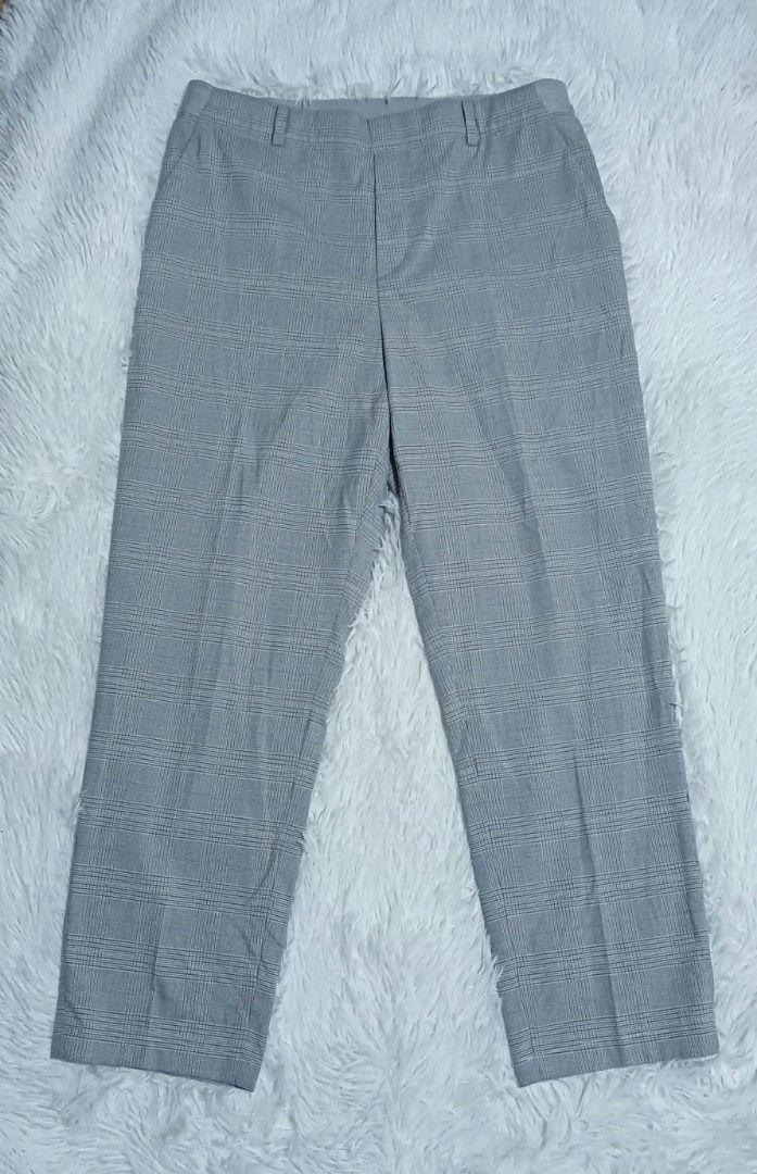 Uniqlo smart ankle pants (Category: Other Bottoms) located in Ozamiz City. Submitted by lovethriftshop18 (Listing ID 1461254813, Image 2). Description: size 30-32 length 35 stretchable.