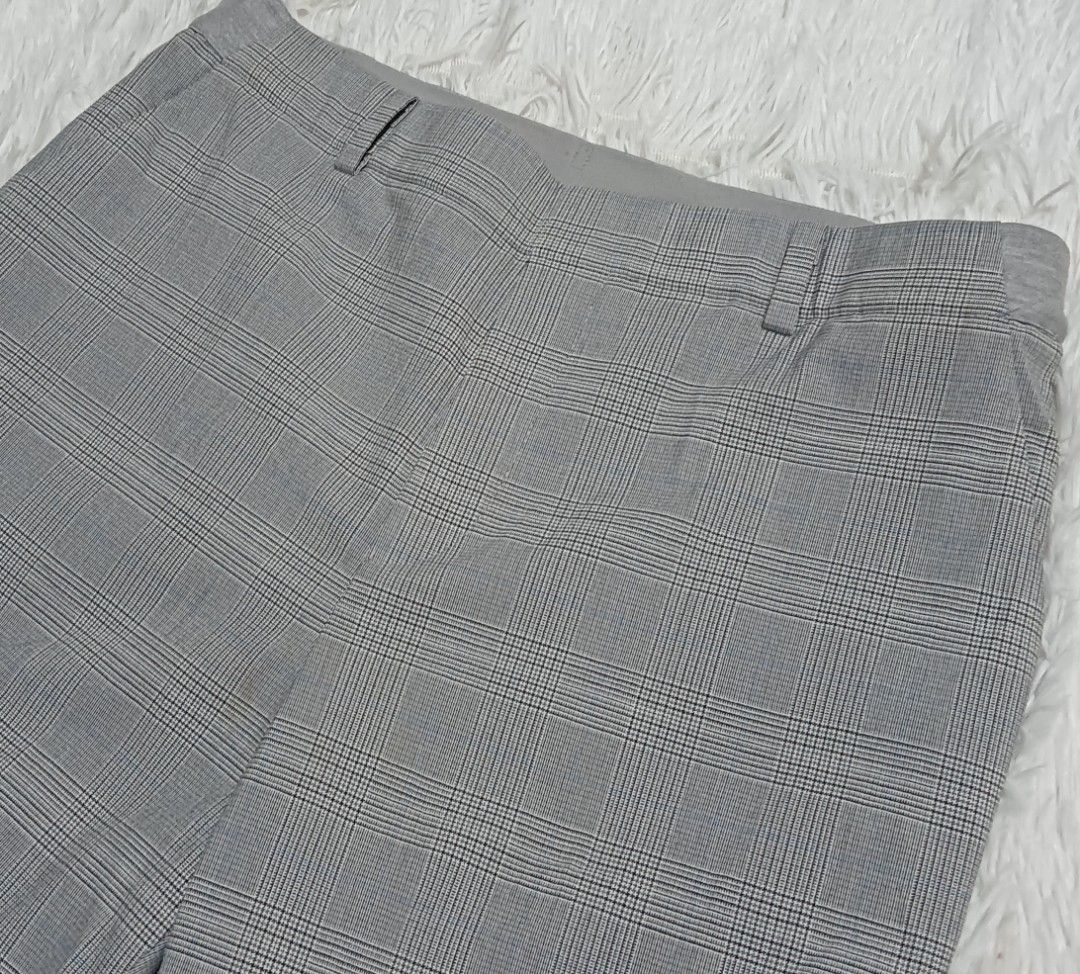 Uniqlo smart ankle pants (Category: Other Bottoms) located in Ozamiz City. Submitted by lovethriftshop18 (Listing ID 1461254813, Image 3). Description: size 30-32 length 35 stretchable.