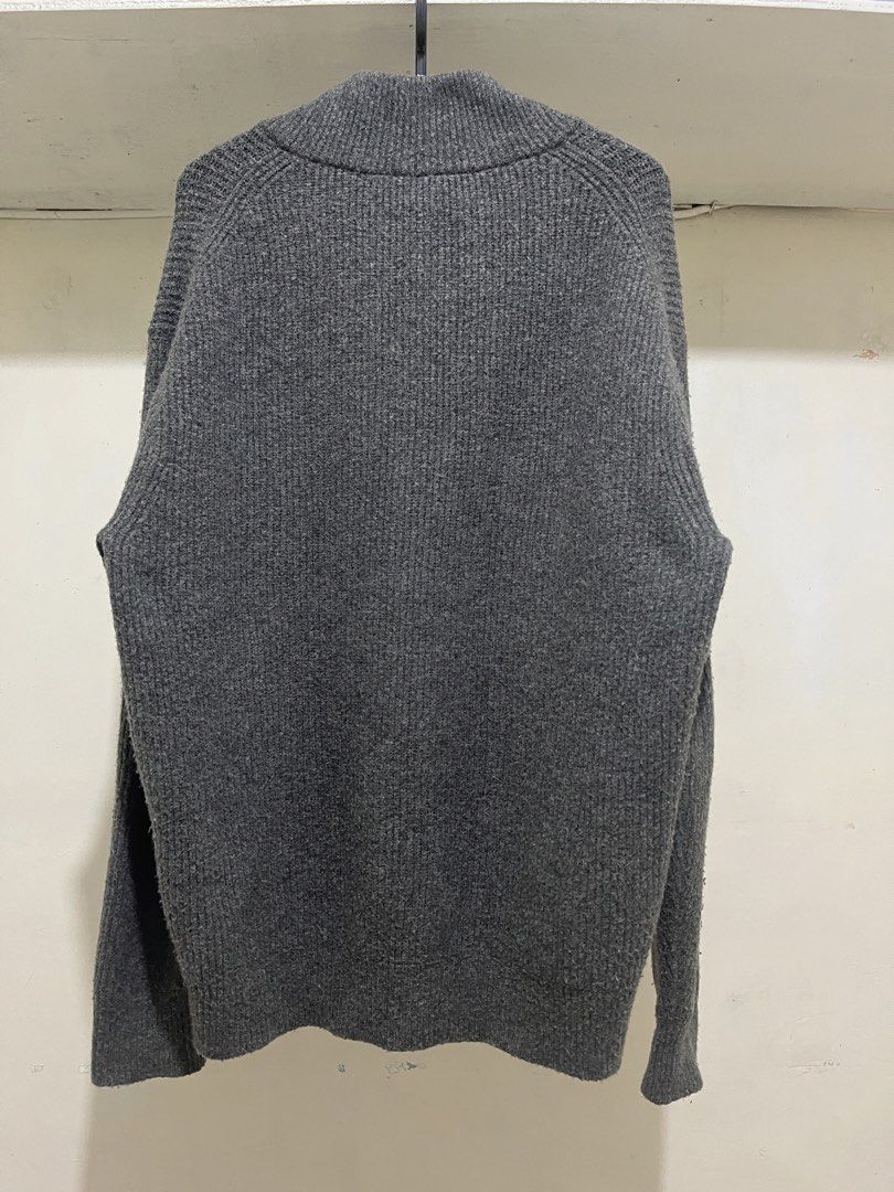 Uniqlo Souffle Yarn Half-zip (Category: Tshirts & Polo Shirts ) located in Mandaluyong City. Submitted by TOMBSTUFF (Listing ID 1461268550, Image 2). Description: 22x27 Extremely soft and comfy (parang blanket yung feeling).