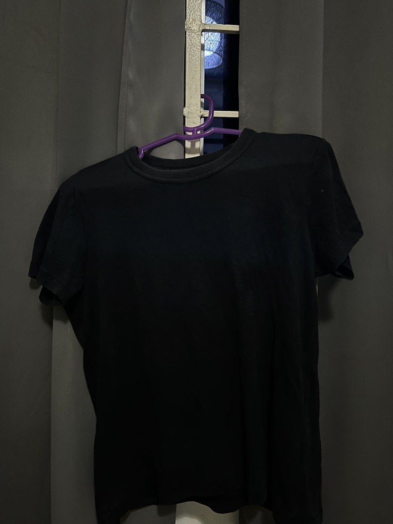 Uniqlo tshirt (Category: Shirts) located in Dagupan City. Submitted by shanya02 (Listing ID 1461272744, Image 1). Description: Uniqlo tshirt Details: Length: 20 inch Width: 19.2 inch Size: large 350 + sf.