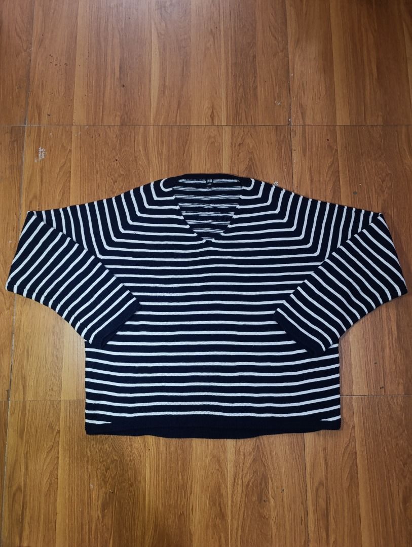 Uniqlo V-neck Knit Sweater (Category: Longsleeves) located in Bulacan. Submitted by koritoo (Listing ID 1461117487, Image 1). Description: Uniqlo V-neck Knit Sweater Good as new no issue Complete tags/ Wash tags Size L Dimensions: 22 Width 22 Length Color rate: 10/10.
