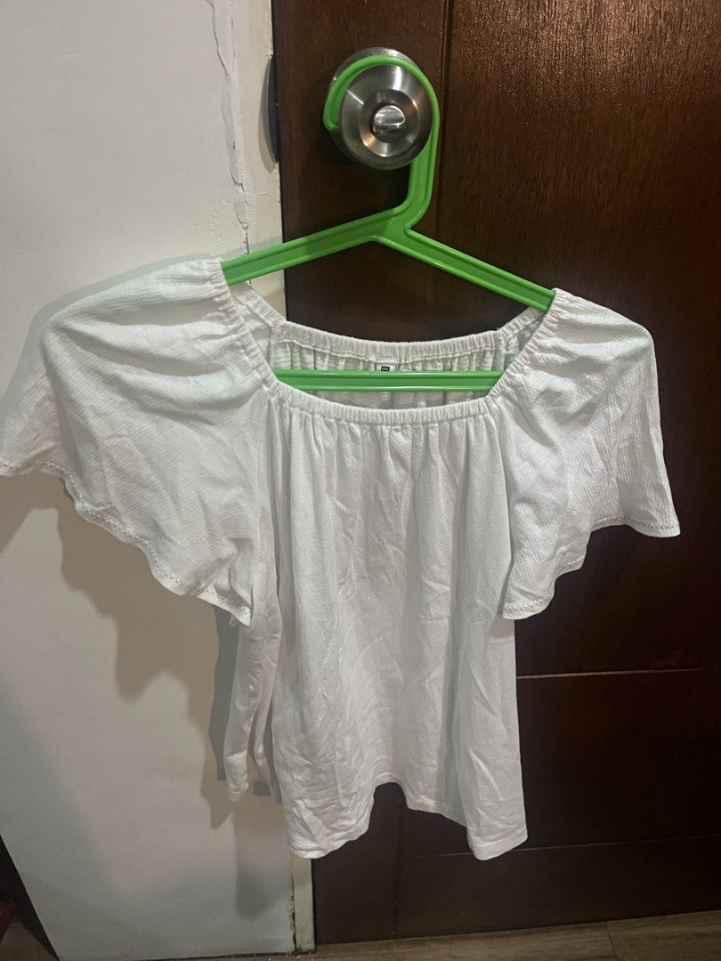 UNIQLO White Blouse Size 160 (Category: Blouses) located in Pasig City. Submitted by kakerts (Listing ID 1461277652, Image 1). Description: - UNIQLO White Off-Shoulder Top - Size: 160 - Elasticated neckline for a comfortable fit - Stylish flutter sleeves - Lightweight fabric with a subtle textured look - Versatile for casual outings or dressing up.