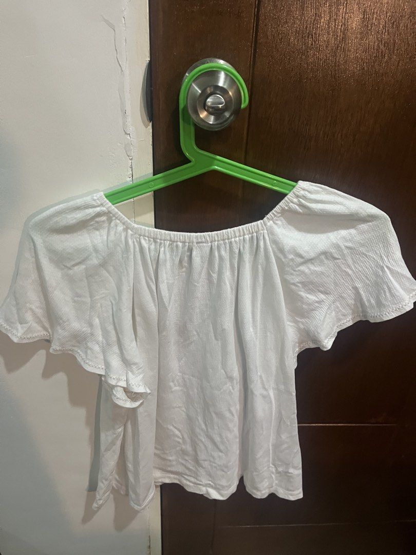 UNIQLO White Blouse Size 160 (Category: Blouses) located in Pasig City. Submitted by kakerts (Listing ID 1461277652, Image 2). Description: - UNIQLO White Off-Shoulder Top - Size: 160 - Elasticated neckline for a comfortable fit - Stylish flutter sleeves - Lightweight fabric with a subtle textured look - Versatile for casual outings or dressing up.