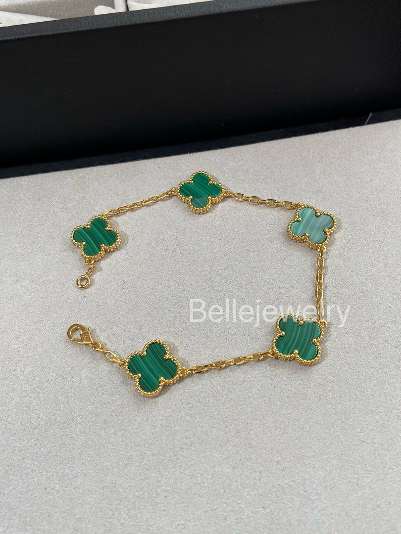 Van Cleef & Arpels bracelet 五花手鏈｜天然孔雀石 VCA 經典四葉草手鏈 （分類：手鍊）位於 Hong Kong。 由 dailyglow 提交（商品編號 1461200569，圖片 5）。簡介： 👉 PM私信可發實拍影片睇細節 ✨VCA 孔雀石五花手鏈 經典Vintage Alhambra四葉草款式，採用天然孔雀石，獨特嘅綠色紋理好靚，綠色超級顯白，上手非常顯貴氣，日常出街、返工或者宴會配戴都好適合🤩 ✅ 全套配件：原裝盒、證書、外盒、禮袋一齊齊🎁 ✅ 交收方式： ▫️面交：上水 / 尖沙咀 / 佐敦地鐵站，提前一日預約 ▫️順豐SF寄件 ✅ 付款：FPS / AlipayHK。