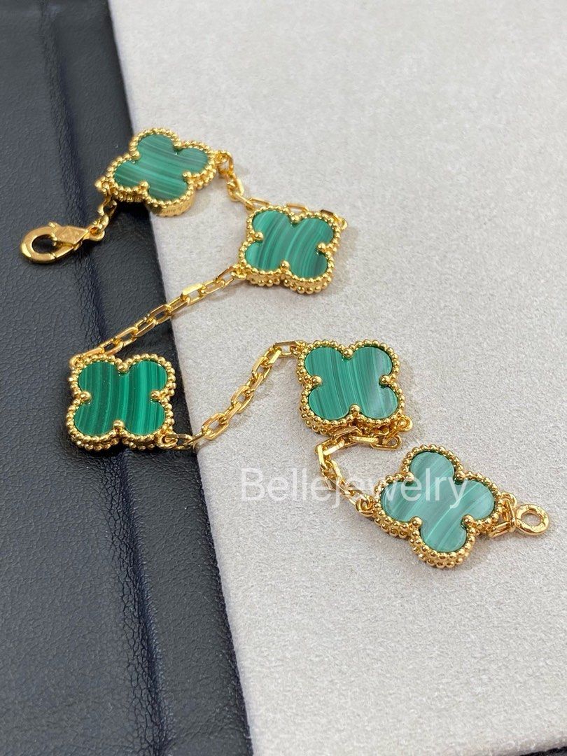 Van Cleef & Arpels bracelet 五花手鏈｜天然孔雀石 VCA 經典四葉草手鏈 （分類：手鍊）位於 Hong Kong。 由 dailyglow 提交（商品編號 1461200569，圖片 2）。簡介： 👉 PM私信可發實拍影片睇細節 ✨VCA 孔雀石五花手鏈 經典Vintage Alhambra四葉草款式，採用天然孔雀石，獨特嘅綠色紋理好靚，綠色超級顯白，上手非常顯貴氣，日常出街、返工或者宴會配戴都好適合🤩 ✅ 全套配件：原裝盒、證書、外盒、禮袋一齊齊🎁 ✅ 交收方式： ▫️面交：上水 / 尖沙咀 / 佐敦地鐵站，提前一日預約 ▫️順豐SF寄件 ✅ 付款：FPS / AlipayHK。