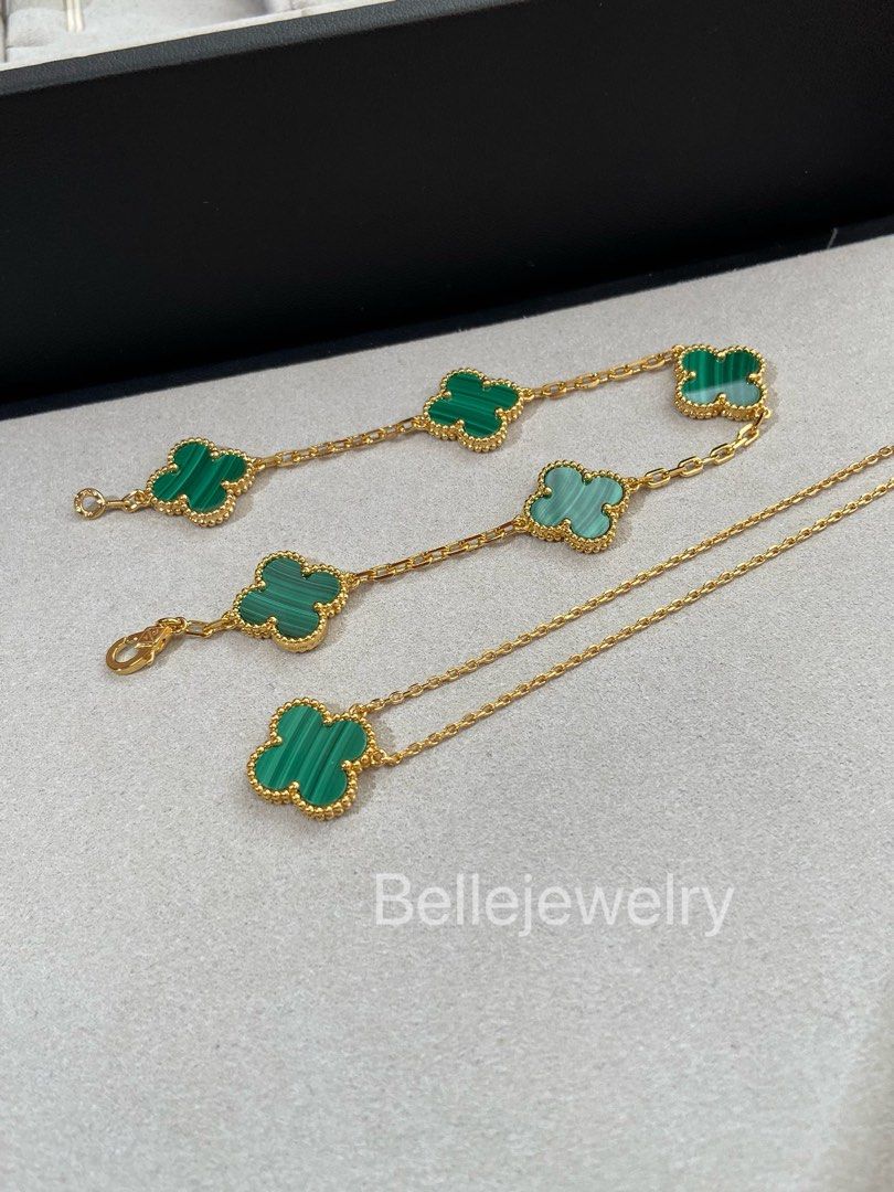 Van Cleef & Arpels bracelet 五花手鏈｜天然孔雀石 VCA 經典四葉草手鏈 （分類：手鍊）位於 Hong Kong。 由 dailyglow 提交（商品編號 1461200569，圖片 4）。簡介： 👉 PM私信可發實拍影片睇細節 ✨VCA 孔雀石五花手鏈 經典Vintage Alhambra四葉草款式，採用天然孔雀石，獨特嘅綠色紋理好靚，綠色超級顯白，上手非常顯貴氣，日常出街、返工或者宴會配戴都好適合🤩 ✅ 全套配件：原裝盒、證書、外盒、禮袋一齊齊🎁 ✅ 交收方式： ▫️面交：上水 / 尖沙咀 / 佐敦地鐵站，提前一日預約 ▫️順豐SF寄件 ✅ 付款：FPS / AlipayHK。