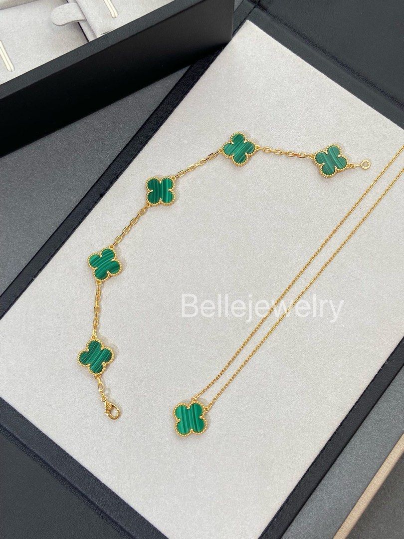 Van Cleef & Arpels bracelet 五花手鏈｜天然孔雀石 VCA 經典四葉草手鏈 （分類：手鍊）位於 Hong Kong。 由 dailyglow 提交（商品編號 1461200569，圖片 3）。簡介： 👉 PM私信可發實拍影片睇細節 ✨VCA 孔雀石五花手鏈 經典Vintage Alhambra四葉草款式，採用天然孔雀石，獨特嘅綠色紋理好靚，綠色超級顯白，上手非常顯貴氣，日常出街、返工或者宴會配戴都好適合🤩 ✅ 全套配件：原裝盒、證書、外盒、禮袋一齊齊🎁 ✅ 交收方式： ▫️面交：上水 / 尖沙咀 / 佐敦地鐵站，提前一日預約 ▫️順豐SF寄件 ✅ 付款：FPS / AlipayHK。