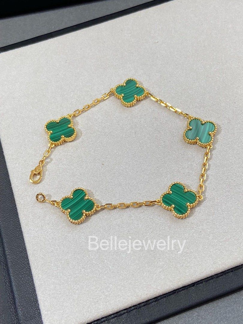 Van Cleef & Arpels bracelet 五花手鏈｜天然孔雀石 VCA 經典四葉草手鏈 （分類：手鍊）位於 Hong Kong。 由 dailyglow 提交（商品編號 1461200569，圖片 1）。簡介： 👉 PM私信可發實拍影片睇細節 ✨VCA 孔雀石五花手鏈 經典Vintage Alhambra四葉草款式，採用天然孔雀石，獨特嘅綠色紋理好靚，綠色超級顯白，上手非常顯貴氣，日常出街、返工或者宴會配戴都好適合🤩 ✅ 全套配件：原裝盒、證書、外盒、禮袋一齊齊🎁 ✅ 交收方式： ▫️面交：上水 / 尖沙咀 / 佐敦地鐵站，提前一日預約 ▫️順豐SF寄件 ✅ 付款：FPS / AlipayHK。