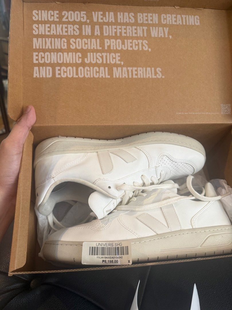 Veja Esplar Leather Extra-White Sneakers (Category: Casual Shoes) located in Pasig City. Submitted by goldenbird_f4ea0c (Listing ID 1461176874, Image 2). Description: - Brand: Veja - Model: Esplar Leather - Color: Extra-White - Size: 42 EUR / 9 US / 8 UK / 27 JPN / 40 BR - Origin: Made in Brazil - Condition: Comes with original box - Style: Classic, versatile sneakers 🏷️ SACRIFICE SALE — VEJA ESPLAR LEATHER 👟 VEJA Esplar Leather – Extra White �