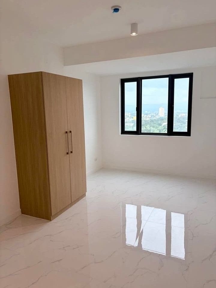 Condo Studio (Category: Apartments & Condos) located in Malabon City. Submitted by mrsuabae (Listing ID 1461258321, Image 3). Description: FOR RENT: 25 SQM STUDIO AT VERANO GREENHILLS 📍 9 Annapolis Street, Greenhills, San Juan City 💰 ₱20,000/month — association dues excluded 📐 Approximately 25 sqm 🪑 Semi-furnished(electric gas range, range hood, cabinets, shower heater) 🚿 1 private bathroom 👤 Ideal for 1–2 occupants Move-in date: JANUARY 20