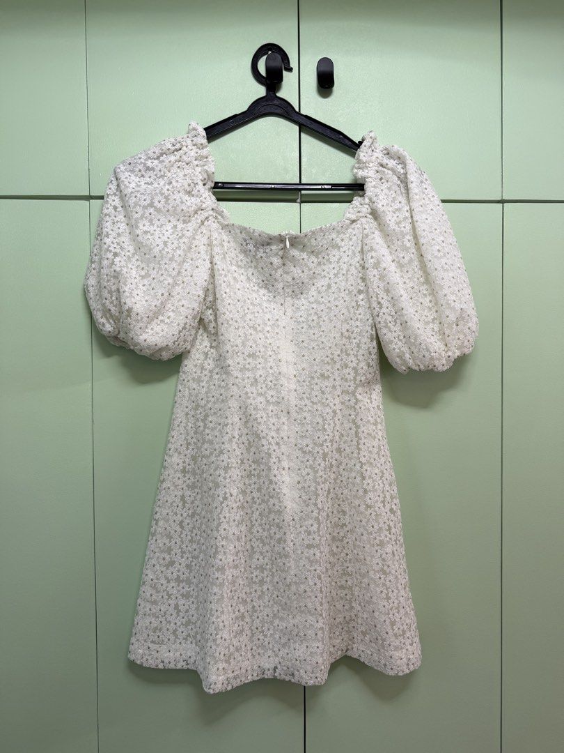 VERO MODA White Floral Dress (Category: Dresses) located in Cainta. Submitted by gelayp (Listing ID 1461201971, Image 2). Description: ⛔️⛔️ LOWBALLERS WILL BE IGNORED ⛔️⛔️ Vero Moda White Floral Puff Sleeve Dress ✅ Size L best fit M-L / 28-30 waist ✅ No flaws 10/10 condition ❌ no when worn, all pics posted RFS: Decluttering MOP: Gcash, Bdo, Maribank Delivery: J&T Gogoexpress Lalamove Grab Loc: Cainta Tags: cottagecore, coquette.
