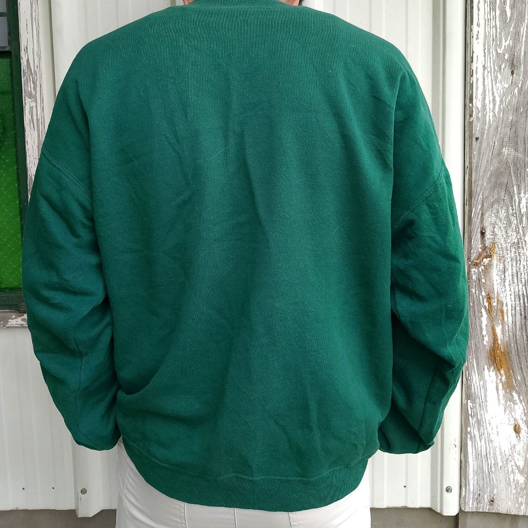 Vintage 90s HANES Solid Forest Green Plain Pullover Sweatshirt (Category: Coats, Jackets and Outerwear) located in Baguio. Submitted by thrifty_rackd (Listing ID 1461286481, Image 2). Description: VINTAGE 90S HANES FOREST GREEN BLANK SWEATSHIRT Classic 1990s Hanes plain crewneck sweatshirt in a deep forest/emerald green colorway. Perfect for minimalist vintage, oversized, or earth-tone streetwear styling. Brand: Vintage Hanes (90s Tag) Tag Size: 
