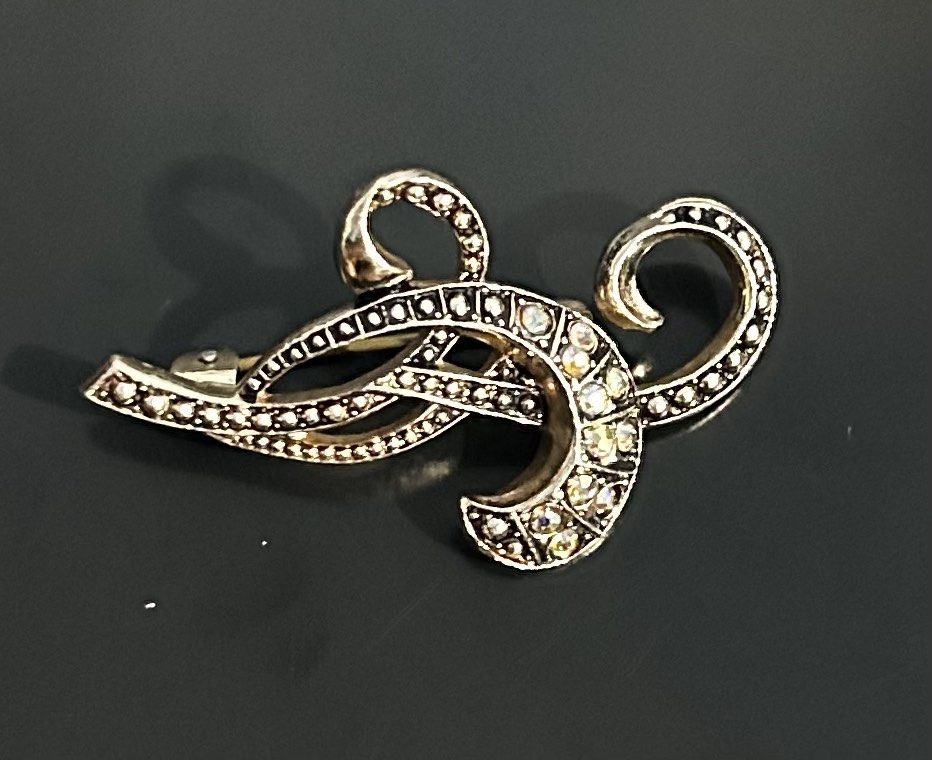 Vintage Brooch from Japan (Category: Brooches) located in Imus. Submitted by swiftfire_39c538 (Listing ID 1461175556, Image 3). Description: From Japan Surplus Gold tone Vintage Brooch with rhinestone .