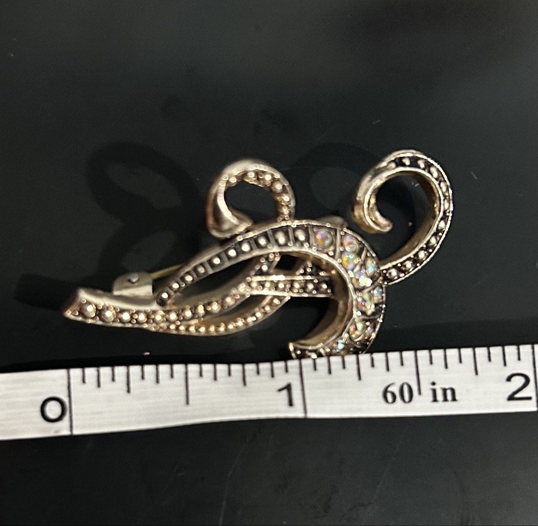 Vintage Brooch from Japan (Category: Brooches) located in Imus. Submitted by swiftfire_39c538 (Listing ID 1461175556, Image 2). Description: From Japan Surplus Gold tone Vintage Brooch with rhinestone .