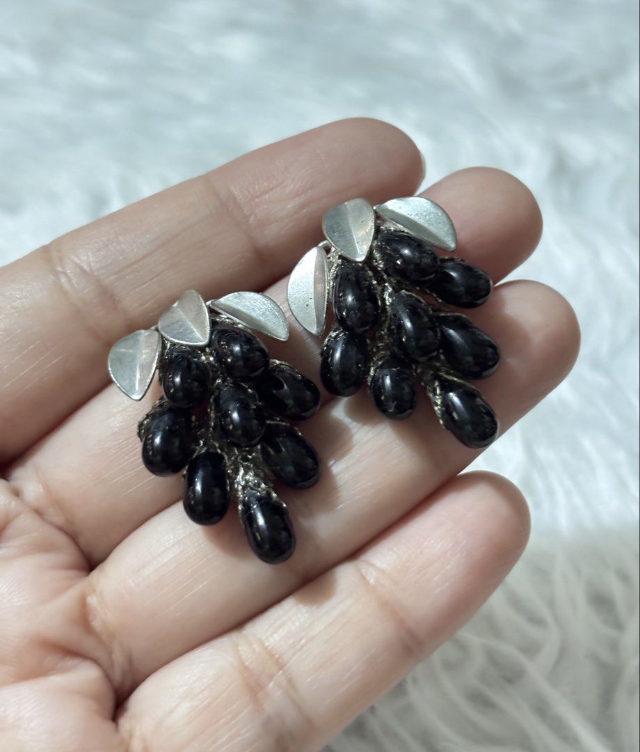 Vintage Cluster Clip on Earrings (Category: Earrings) located in Paranaque City. Submitted by dalle_closet (Listing ID 1461188694, Image 2). Description: clip on.