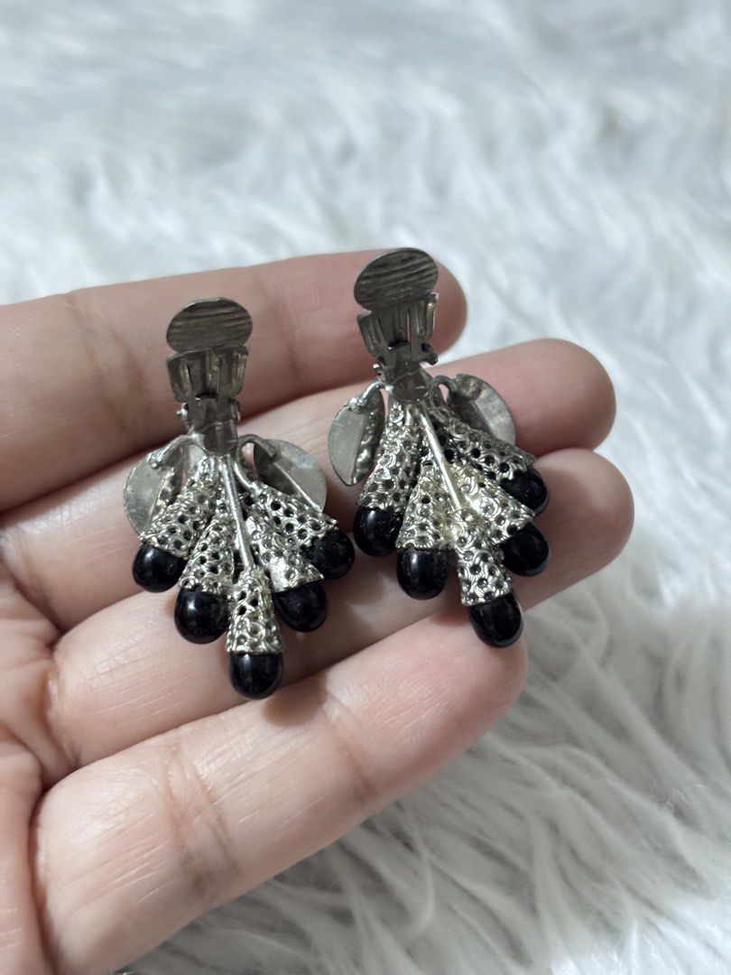 Vintage Cluster Clip on Earrings (Category: Earrings) located in Paranaque City. Submitted by dalle_closet (Listing ID 1461188694, Image 3). Description: clip on.