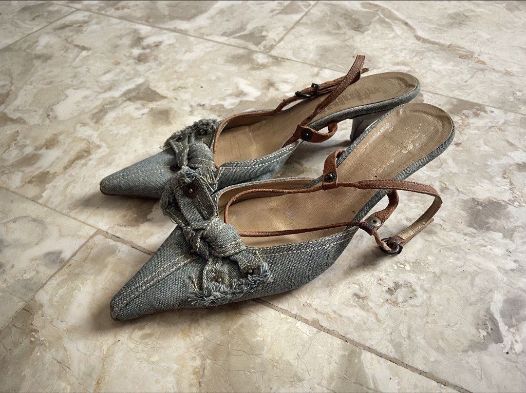 Vintage Denim Slingback Heels (Category: Heels) located in Imus. Submitted by _catberry (Listing ID 1461189898, Image 1). Description: 🏷️ ₱300 ❗️ISSUE - the outsole as seen in the second picture ❗️ feel free to msg if you have any questions/for more pictures 📍Imus, Cavite 💵 MoP: GCash only 🚚 MoD: Lalamove/GGX (buyer shoulders shipping fee).