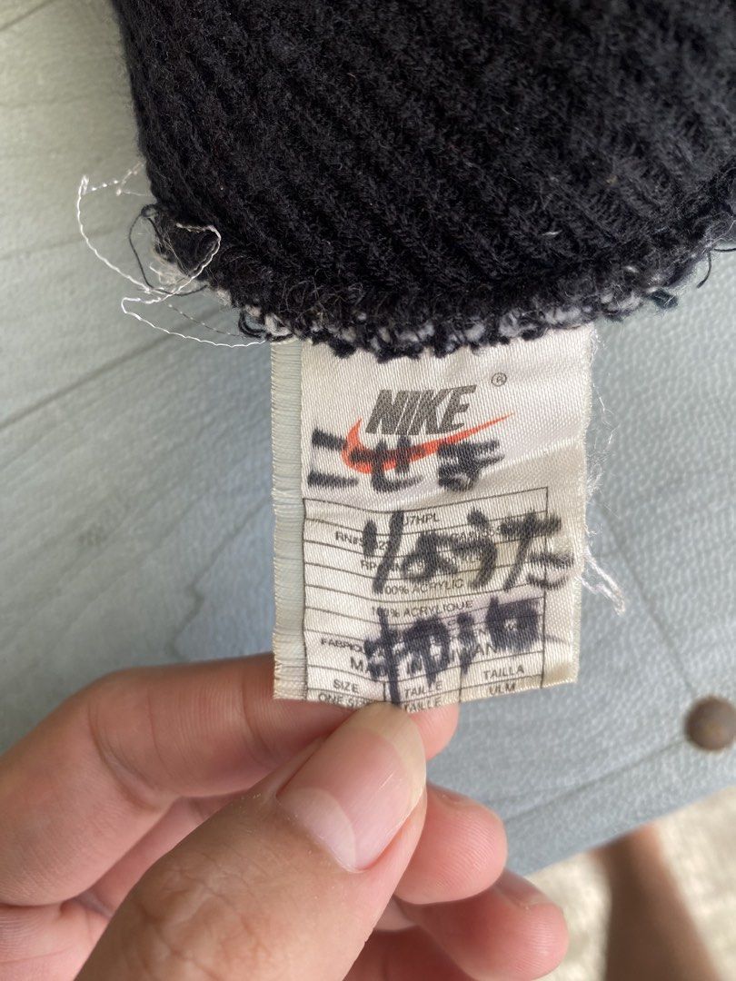 VINTAGE NIKE BEANIE (Category: Beanies) located in Manila. Submitted by luckydeer-3495 (Listing ID 1461205449, Image 2). Description: NO ISSUE EXCELLENT CONDITION .