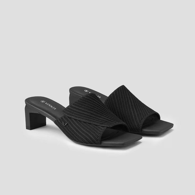 VIVAIA Jade - Square-Toe Block Heels EU40 (Category: Heels) located in Quezon City. Submitted by laragaelle (Listing ID 1461215978, Image 2). Description: Deep Ebony/EU40 Great for dressing up or down! Original SRP was 6k+. No longer available on their website, not sure if still available in stores. RFS: Rarely used 📍Quezon City Buyer shoulders SF.