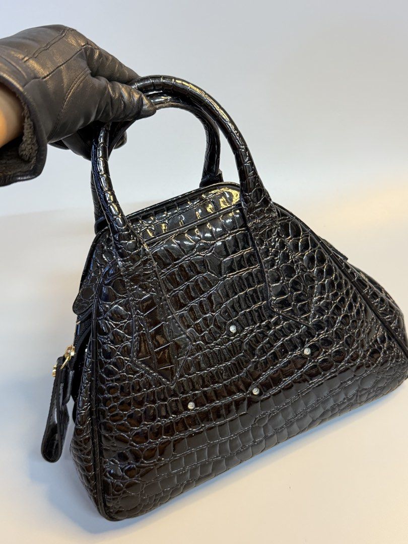 Viviene Westwood (Category: Tote Bags) located in Cebu City. Submitted by ricahsukaybags_2017 (Listing ID 1461283808, Image 2). Description: May issue handle need twilly. Missing big logo na din oero di halata since black naman po sya.