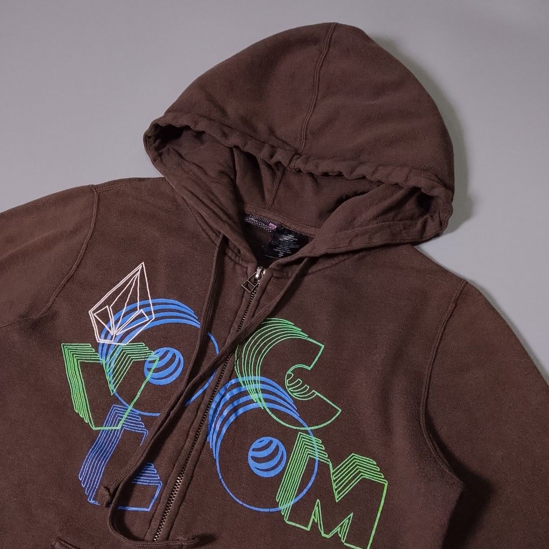 Volcom (Category: Coats, Jackets and Outerwear) located in Taguig. Submitted by 8kthrifter (Listing ID 1461322128, Image 3). Description: Size: Medium Width: 18 Length: 22 Issue: minimal hairlines (see last 4 photo) Excellent Condition.