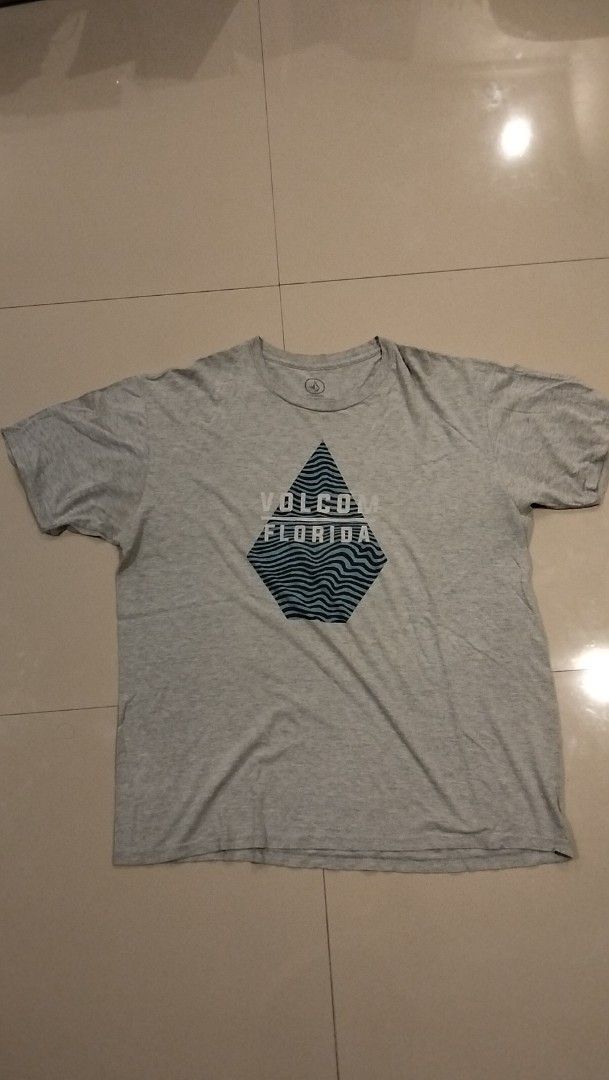 Volcom Florida Graphic T-Shirt XL Grey (Category: Tshirts & Polo Shirts ) located in Angeles City. Submitted by mightywhale_13072f (Listing ID 1461243786, Image 2). Description: - Grey Volcom T-shirt - Size: XL - Design: Geometric graphic print with 'Volcom Florida' text - Material: 90% Cotton, 10% Polyester - Ideal for: Casual wear.