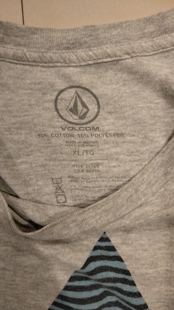 Volcom Florida Graphic T-Shirt XL Grey (Category: Tshirts & Polo Shirts ) located in Angeles City. Submitted by mightywhale_13072f (Listing ID 1461243786, Image 3). Description: - Grey Volcom T-shirt - Size: XL - Design: Geometric graphic print with 'Volcom Florida' text - Material: 90% Cotton, 10% Polyester - Ideal for: Casual wear.
