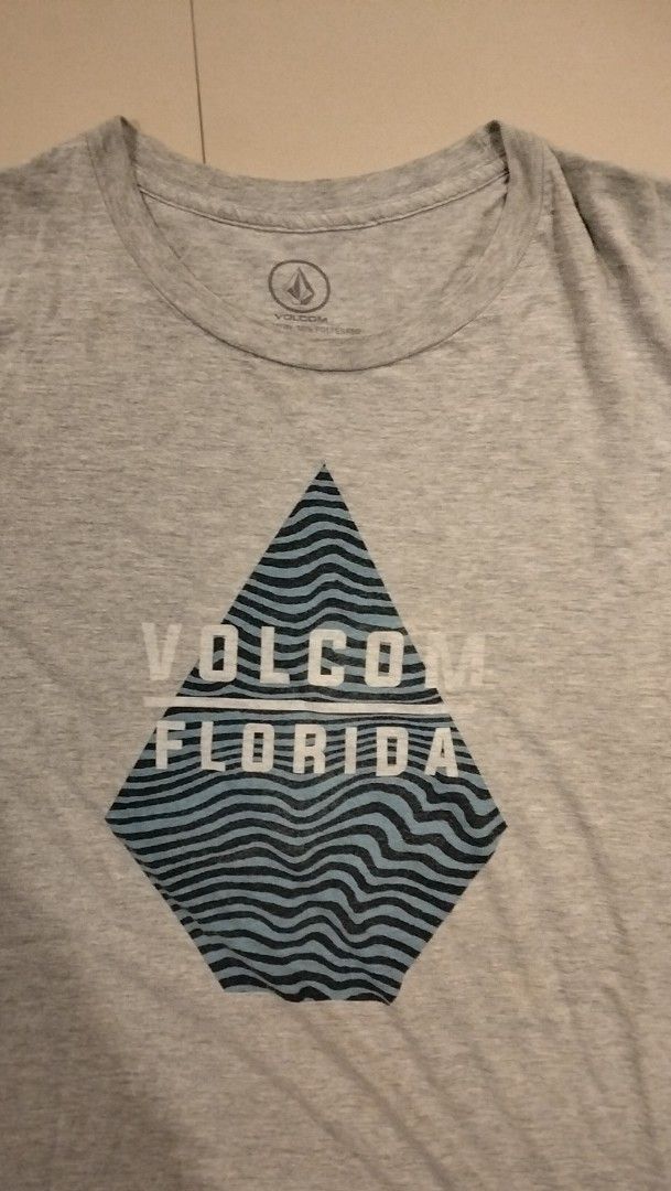 Volcom Florida Graphic T-Shirt XL Grey (Category: Tshirts & Polo Shirts ) located in Angeles City. Submitted by mightywhale_13072f (Listing ID 1461243786, Image 1). Description: - Grey Volcom T-shirt - Size: XL - Design: Geometric graphic print with 'Volcom Florida' text - Material: 90% Cotton, 10% Polyester - Ideal for: Casual wear.