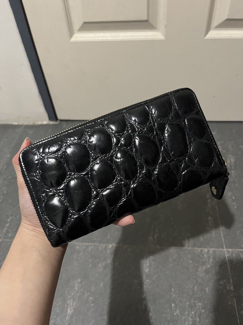 VW Patent Leather Embossed Long Wallet (Category: Luxury Bags & Wallets) located in Baguio. Submitted by vintagegurlie (Listing ID 1461263591, Image 2). Description: No issue. Clean interior. Not used. From the Piccola Pelletteria Line. This one is Japan Exclusive. First to pay Basis.