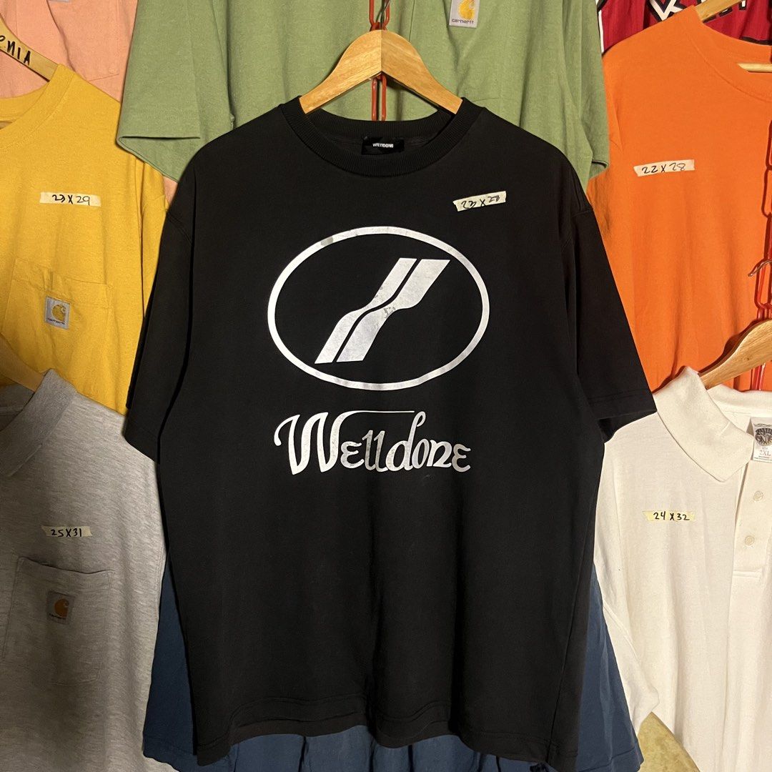 Well Done Black Graphic T-Shirt (Category: Tshirts & Polo Shirts ) located in Caloocan City. Submitted by ayogorenia1002 (Listing ID 1461255791, Image 1). Description: - Black t-shirt with 'Well Done' graphic on front and back. - Features a large oval logo with diagonal lines on the chest. - Tag reads 'Well Done'. - Approximate measurements: 22 inches (width) x 29 inches (length). - Perfect for casual everyday wear..