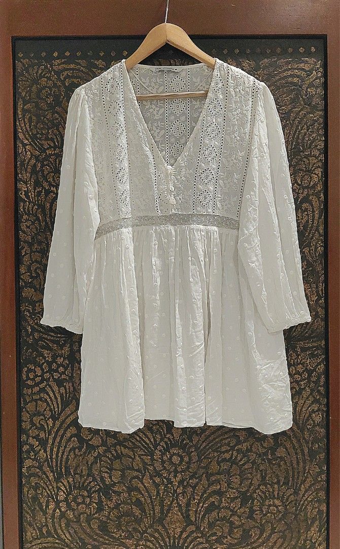 White Broderie/Dotty Sleeve Top Size M (Category: Blouses) located in Mandaluyong City. Submitted by arlene2560 (Listing ID 1461262100, Image 2). Description: 💯 Zara White Swiss Dot Embroidered Lace Boho Tunic Dress. This piece is characterized by its lightweight, textured swiss dot cotton fabric, intricate eyelet lace and long puff sleeves. XL on tag, armpit 22", length 34". Decluttering P980. Mandaluyong.