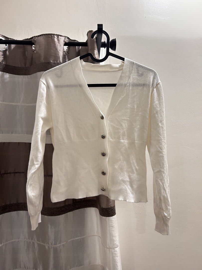 white cardigan (Category: Longsleeves) located in Quezon City. Submitted by manqofloater (Listing ID 1461246636, Image 2). Description: .