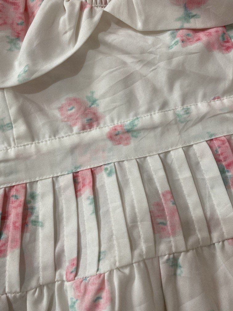 White Floral Top (Category: Blouses) located in Naga. Submitted by she_clutter (Listing ID 1461129268, Image 2). Description: can fit up to large Bust: 34-37 Waist: 26-30.