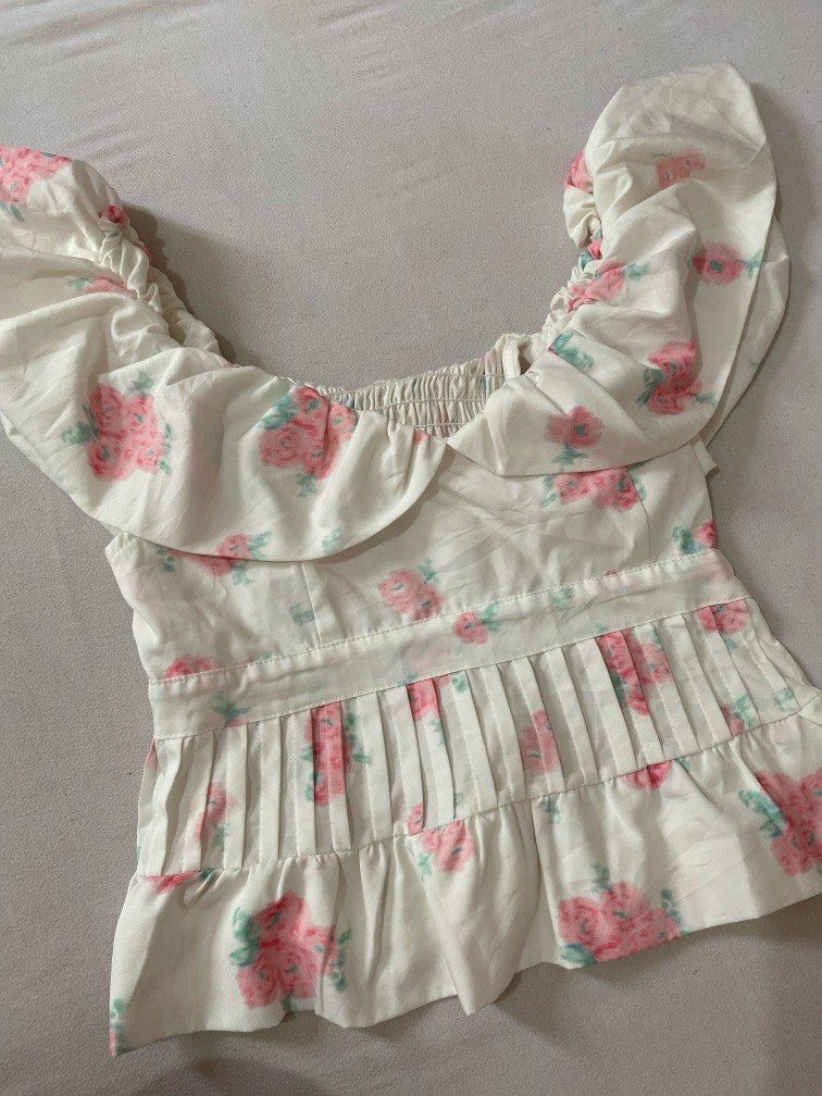 White Floral Top (Category: Blouses) located in Naga. Submitted by she_clutter (Listing ID 1461129268, Image 1). Description: can fit up to large Bust: 34-37 Waist: 26-30.