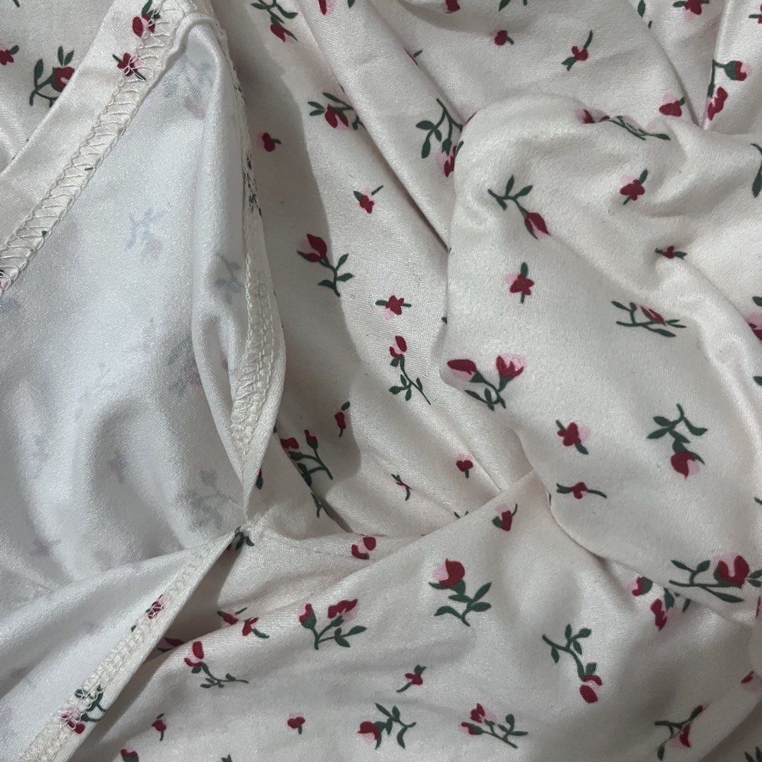 White Floral Tube Top (Category: Sleeveless) located in Makati City. Submitted by midnightmelhem (Listing ID 1461134249, Image 2). Description: - White tube top - Cute red and green floral print - Size: Medium (M) - Fabric: Smooth and slightly silky - Features a side slit detail - Ideal for casual wear or evening events.