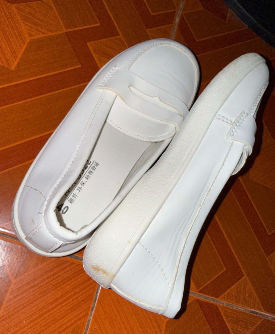 White Shoes (Category: Loafers) located in Manila. Submitted by daeniryss (Listing ID 1461210608, Image 2). Description: - White shoes for clinical - Brand New (RFS: Wrong size, yellow stain) - Size 39 - Minor scuff marks on the sole - Clean inside.