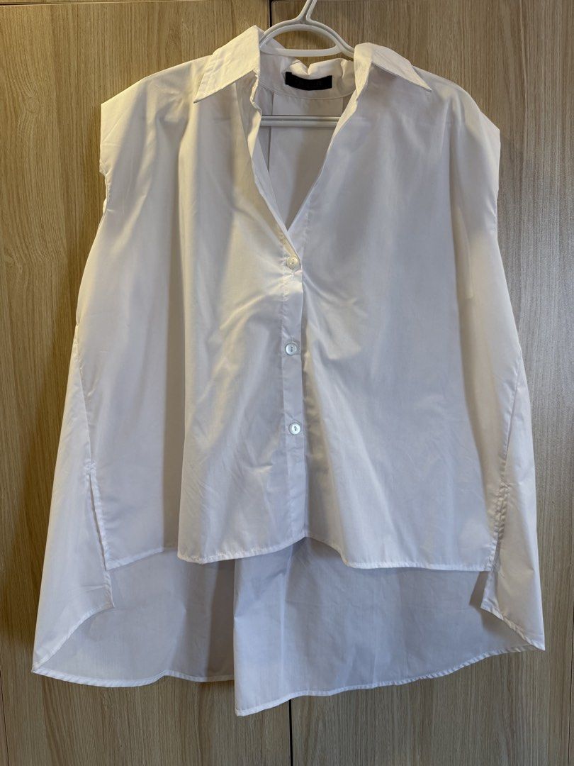 White Sleeveless Collared Shirt (Category: Shirts) located in Bacolod City. Submitted by bellabianca_closet (Listing ID 1461115895, Image 2). Description: 1st pic peg only Never used just removed tag and laundered; bought when i was pregnant - White polo blouse - Collared neckline - Button-up front - Asymmetrical hemline (longer in back) - Crisp cotton-like material - Versatile for layering or standalone wear.