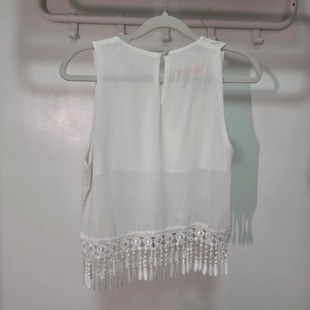 White Sleeveless Top with Lace Trim (Category: Sleeveless) located in Mandaluyong City. Submitted by Llyssa12 (Listing ID 1461242785, Image 2). Description: - White sleeveless top - Pretty lace trim along the hem - Easy to pair with skirts or pants - Suitable for casual outings or events -Shipping is shouldered by the buyer - Only worn once for an event - Size: Small.