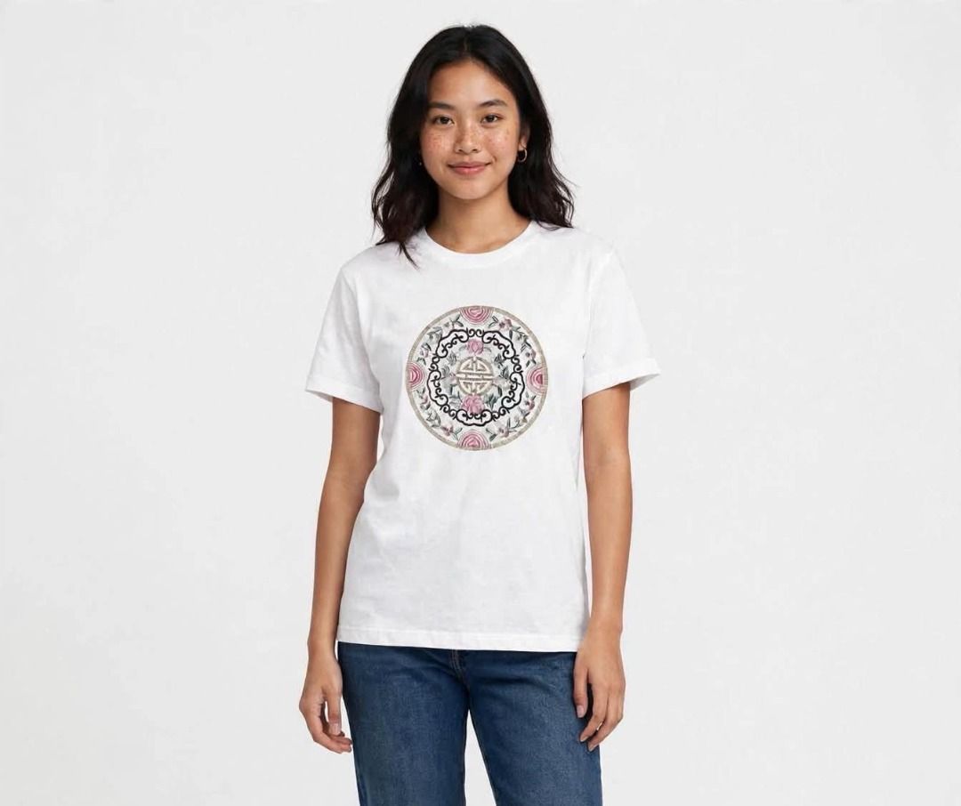 White T-shirt#91 (Category: Tshirts & Polo Shirts ) located in Caloocan City. Submitted by outfitloop (Listing ID 1461200273, Image 1). Description: - Classic white crew neck t-shirt - Soft and comfortable fabric - Features a central knot symbol - Short sleeves for a casual look - Ideal for everyday wear IMPORTANT: • 1st photo is an AI styling/model preview for reference on how the item may look when worn. • Please refer to the actual photos for 