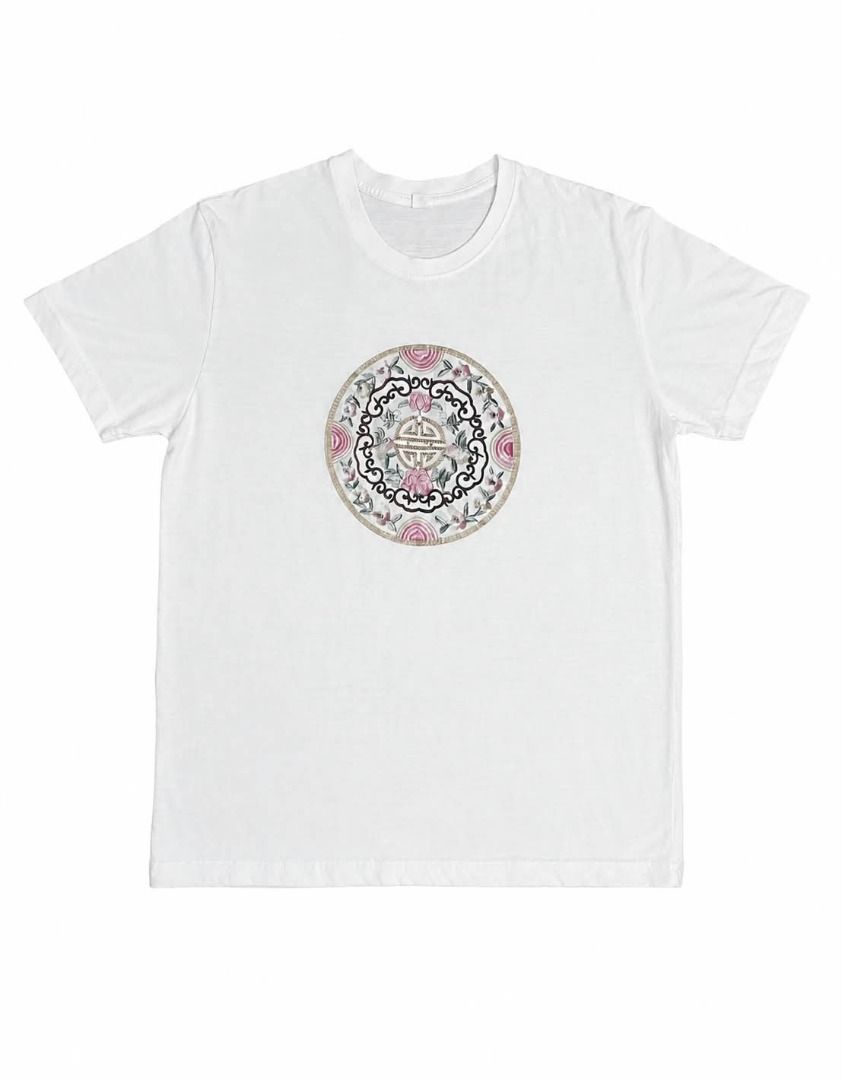 White T-shirt#91 (Category: Tshirts & Polo Shirts ) located in Caloocan City. Submitted by outfitloop (Listing ID 1461200273, Image 2). Description: - Classic white crew neck t-shirt - Soft and comfortable fabric - Features a central knot symbol - Short sleeves for a casual look - Ideal for everyday wear IMPORTANT: • 1st photo is an AI styling/model preview for reference on how the item may look when worn. • Please refer to the actual photos for 