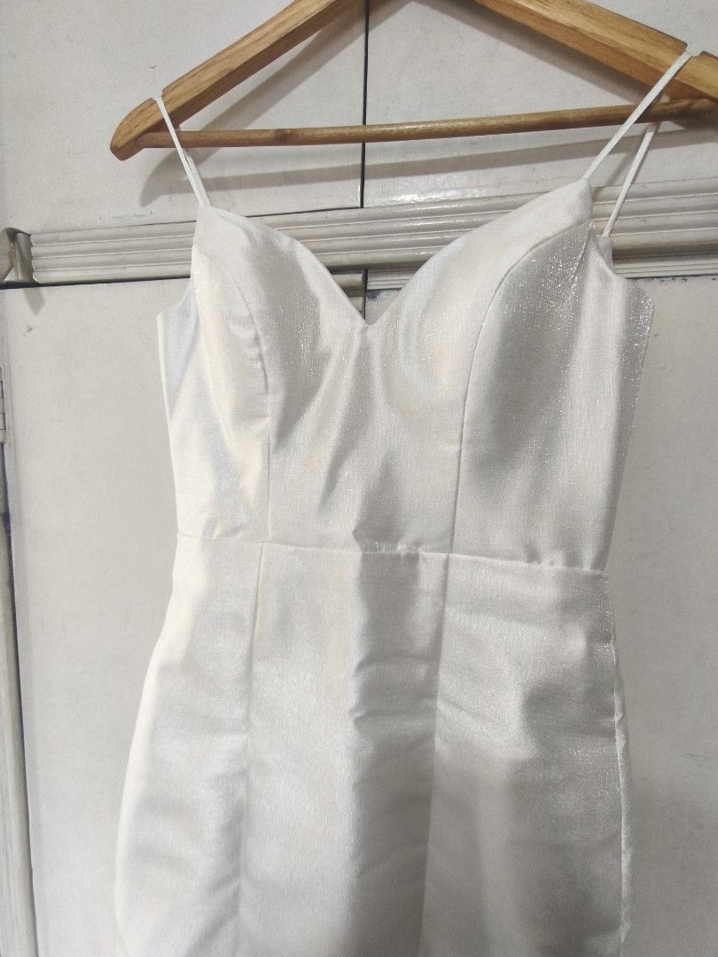 White Wedding Gown (Category: Dresses) located in Manila. Submitted by jgprevoledmnl (Listing ID 1461189712, Image 3). Description: - Elegant white satin wedding dress - Flattering sweetheart neckline - Delicate spaghetti straps - Price negotiable.