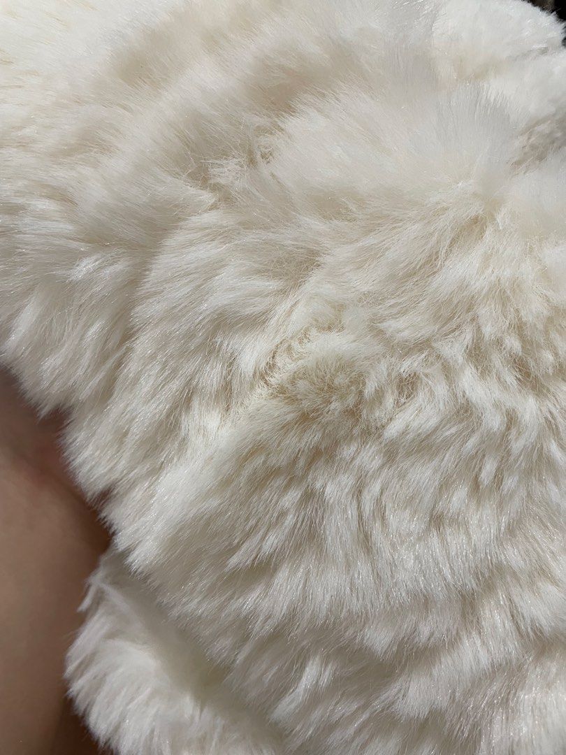 Winter white fluffy hat (Category: Hats & Beanies) located in Cavite. Submitted by angevenue (Listing ID 1461242600, Image 3). Description: Winter white fluffy hat Perfect for styling Worn once only, dm for ww pics Free size mop: gcash/maya mod: jnt/lala .