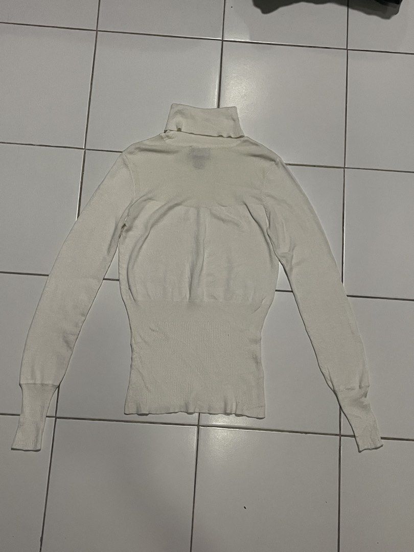 Women’s Stretchable Long-sleeved Turtleneck (Category: Coats, Jackets and Outerwear) located in Dasmarinas. Submitted by angieee1208 (Listing ID 1461310469, Image 3). Description: - Size: S-M - Color: white - Condition: no flaws, washed - Color may vary due to lighting - DM for questions - Shipping fee shouldered by buyer - MOP: Paymaya, GoTyme, Gcash.