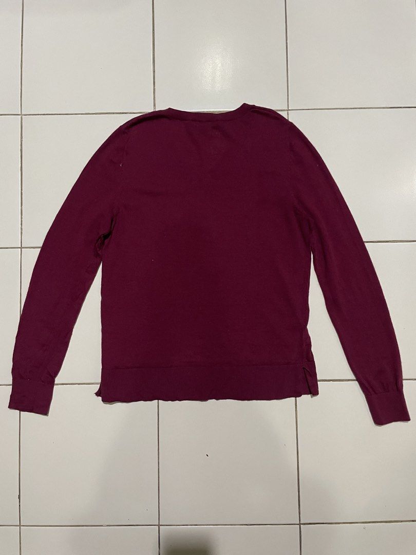 Women’s V-Neck Sweater (Category: Longsleeves) located in Dasmarinas. Submitted by angieee1208 (Listing ID 1461310809, Image 3). Description: - Size: med-large - Color: maroon - Condition: no flaws, washed - Color may vary due to lighting - DM for questions - Shipping fee shouldered by buyer - MOP: Paymaya, GoTyme, Gcash.