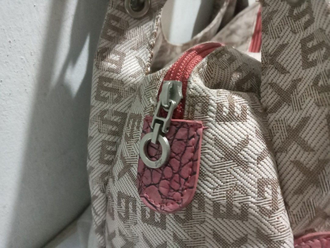 Y2k/Leather bag for salee!!! (Category: Backpacks) located in Manila. Submitted by laynobeak57533 (Listing ID 1461225926, Image 3). Description: Only use once and good as new pa. Marami rin pockets sa loob guys. Maganda siya in actual and makapal din yung strap ng bag. Rfs: Need lang talaga ng money.