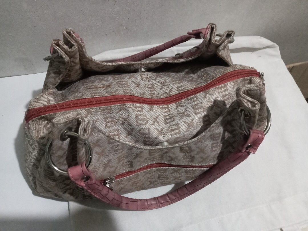 Y2k/Leather bag for salee!!! (Category: Backpacks) located in Manila. Submitted by laynobeak57533 (Listing ID 1461225926, Image 1). Description: Only use once and good as new pa. Marami rin pockets sa loob guys. Maganda siya in actual and makapal din yung strap ng bag. Rfs: Need lang talaga ng money.